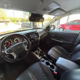 MITSUBISHI - L200 TRITON 2.4 16V TURBO DIESEL SPORT HPE CD 4P 4X4 AUTOMÁTICO - 2022/2023 - BRANCA - R$ 221.900,00