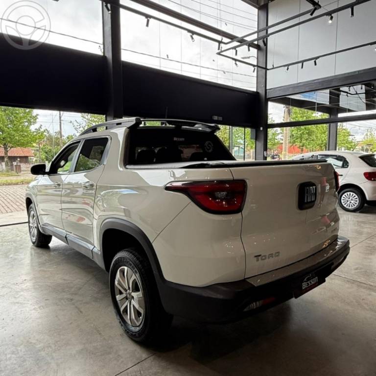 FIAT - TORO 1.8 16V EVO FLEX FREEDOM AUTOMÁTICO - 2018/2019 - BRANCA - R$ 95.900,00