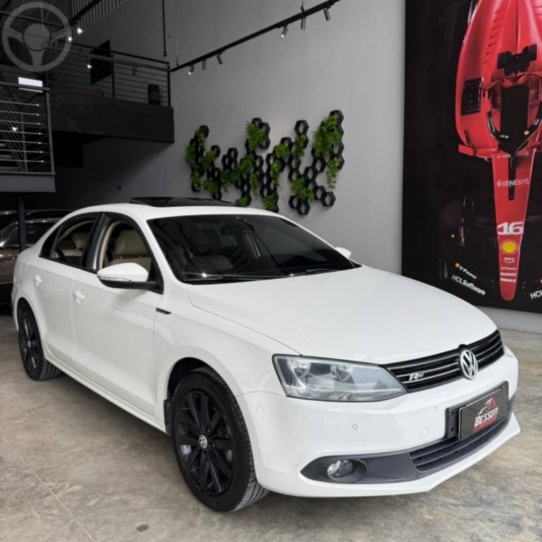 VOLKSWAGEN - JETTA 2.0 COMFORTLINE FLEX 4P MANUAL - 2012/2012 - BRANCA - R$ 64.900,00