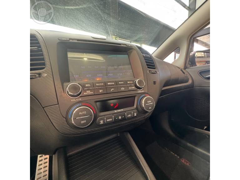 KIA MOTORS - CERATO 1.6 SX 16V FLEX 4P AUTOMÁTICO - 2015/2015 - MARROM - R$ 67.900,00
