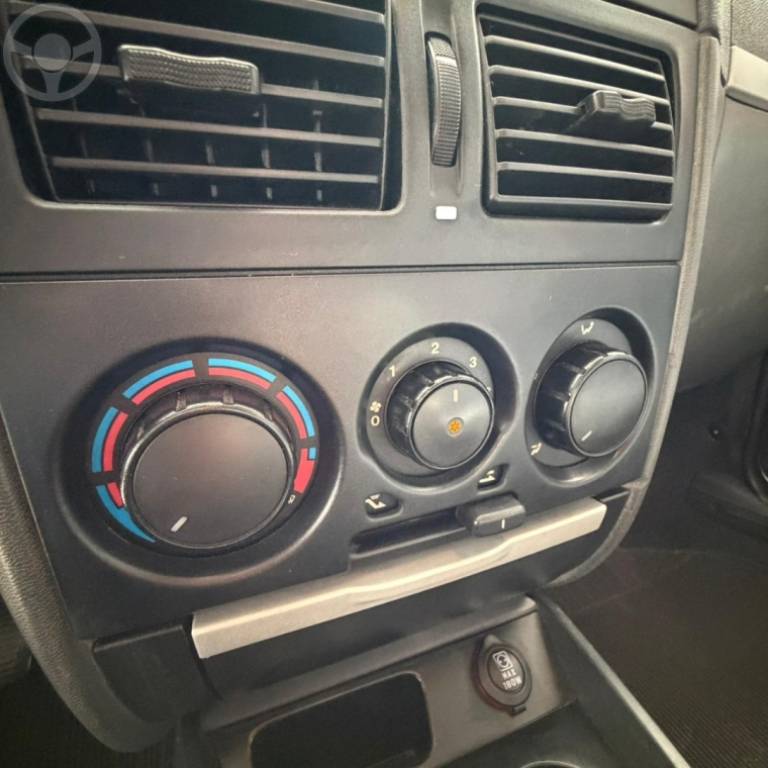 FIAT - PALIO 1.8 MPI HLX 8V FLEX 4P MANUAL - 2005/2006 - PRATA - R$ 28.900,00