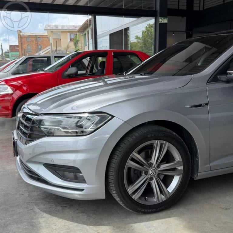 VOLKSWAGEN - JETTA 1.4 R-LINE 250 16V TSI FLEX 4P AUTOMÁTICO - 2020/2020 - PRATA - R$ 125.900,00