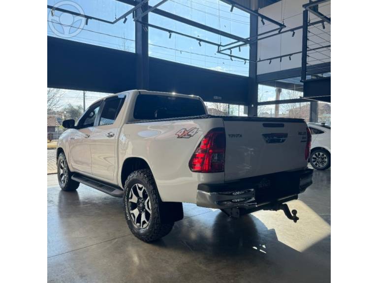 TOYOTA - HILUX 2.8 SRX 4X4 CD 16V DIESEL 4P AUTOMÁTICO - 2018/2019 - BRANCA - R$ 215.000,00