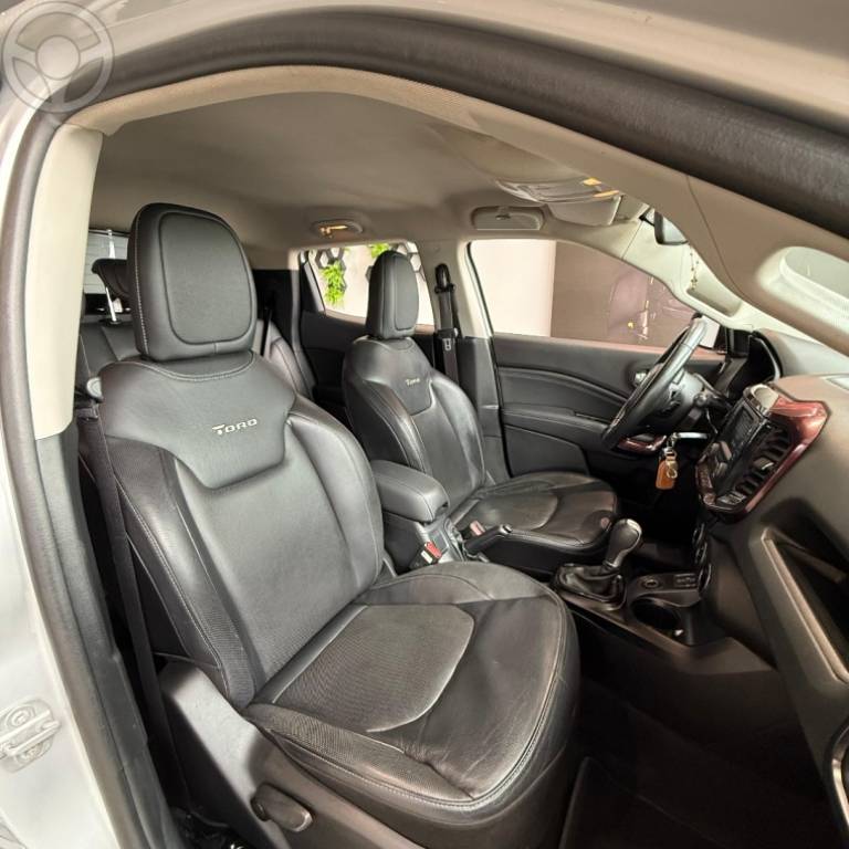FIAT - TORO 1.8 16V EVO FLEX FREEDOM AUTOMÁTICO - 2018/2019 - PRATA - R$ 96.900,00