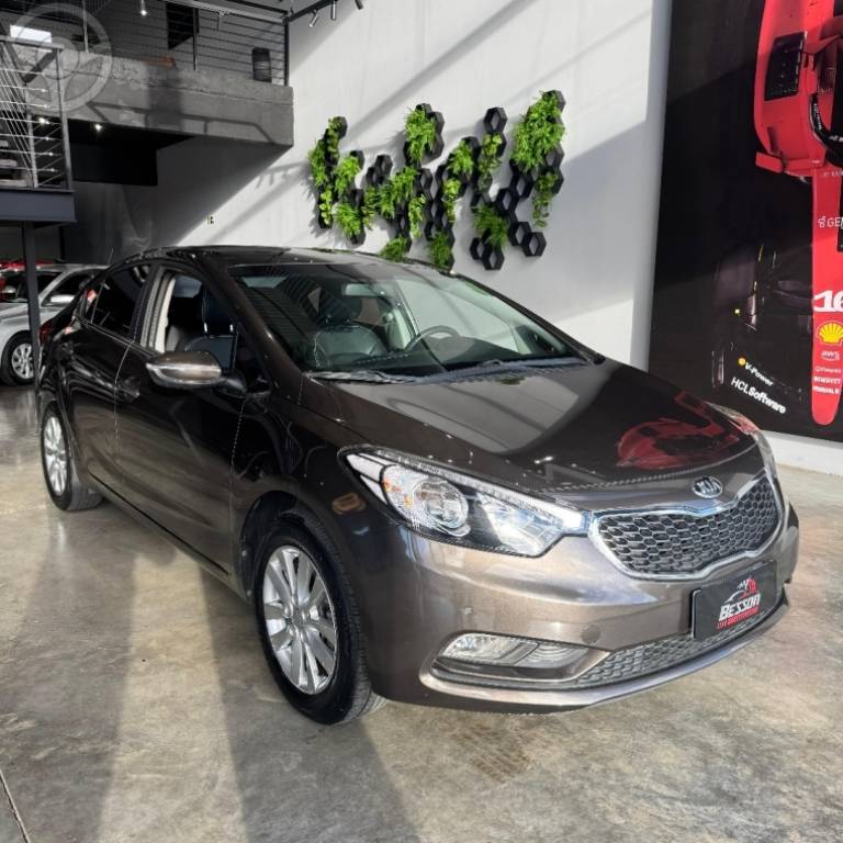 KIA MOTORS - CERATO 1.6 SX 16V FLEX 4P AUTOMÁTICO - 2015/2015 - MARROM - R$ 67.900,00