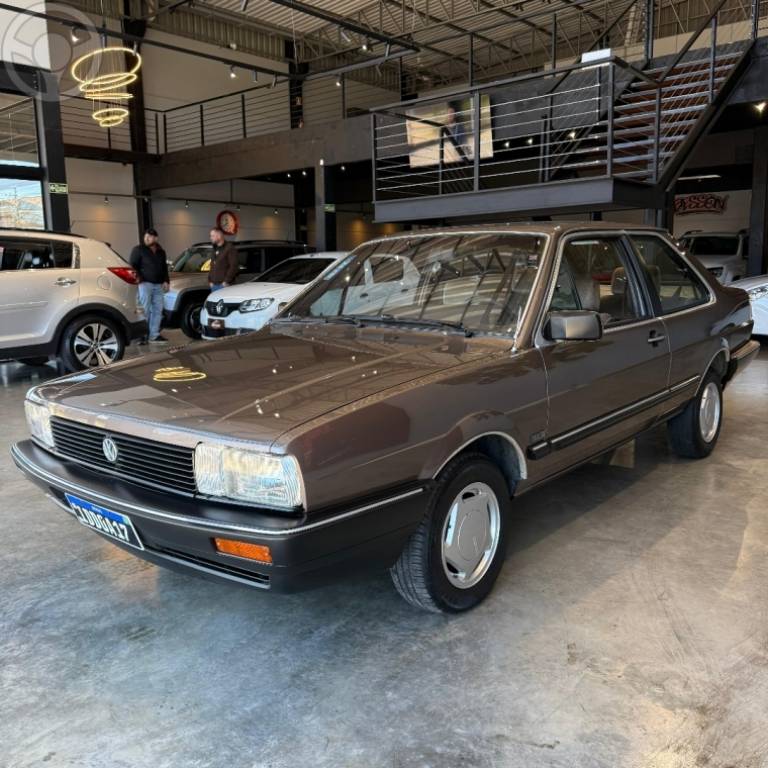 VOLKSWAGEN - SANTANA 2.0 GLS 8V 2P MANUAL - 1988/1989 - MARROM - R$ 40.000,00
