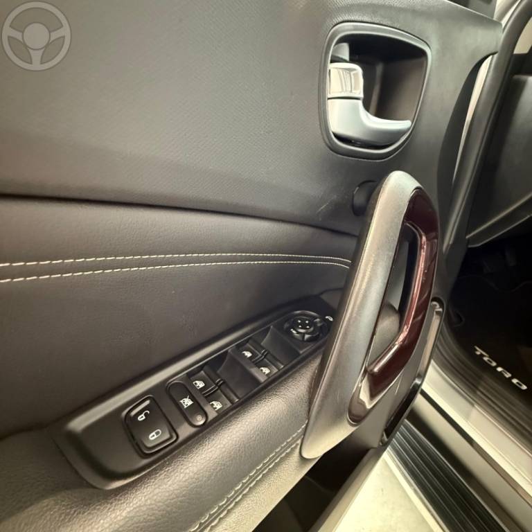 FIAT - TORO 1.8 16V EVO FLEX FREEDOM AUTOMÁTICO - 2018/2019 - PRATA - R$ 96.900,00