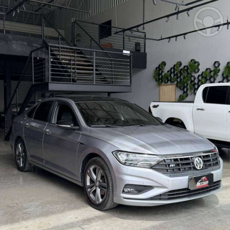 VOLKSWAGEN - JETTA 1.4 R-LINE 250 16V TSI FLEX 4P AUTOMÁTICO - 2020/2020 - PRATA - R$ 125.900,00
