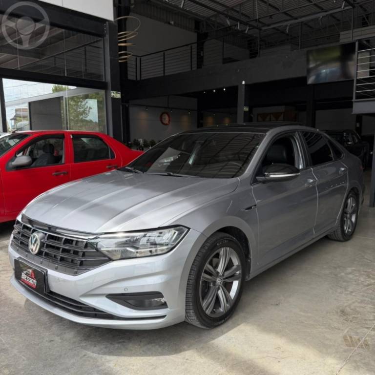 VOLKSWAGEN - JETTA 1.4 R-LINE 250 16V TSI FLEX 4P AUTOMÁTICO - 2020/2020 - PRATA - R$ 125.900,00
