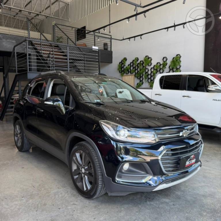 CHEVROLET - TRACKER 1.4 16V TURBO FLEX PREMIER AUTOMÁTICO - 2017/2018 - PRETA - R$ 97.900,00