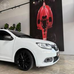 RENAULT - SANDERO 1.0 AUTHENTIQUE 12V FLEX 4P MANUAL - 2017/2018 - BRANCA - R$ 47.900,00