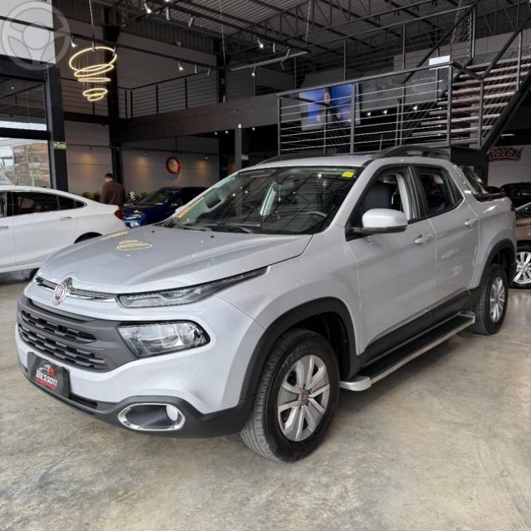 FIAT - TORO 1.8 16V EVO FLEX FREEDOM AUTOMÁTICO - 2018/2019 - PRATA - R$ 96.900,00
