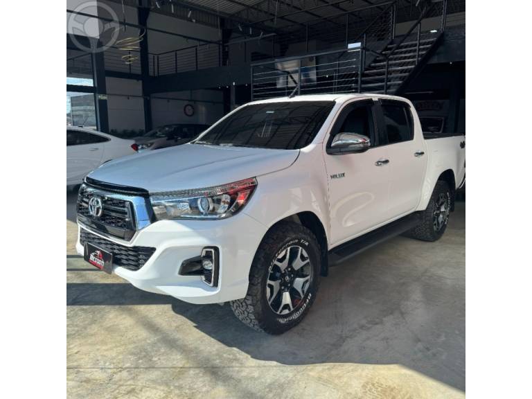 TOYOTA - HILUX 2.8 SRX 4X4 CD 16V DIESEL 4P AUTOMÁTICO - 2018/2019 - BRANCA - R$ 215.000,00