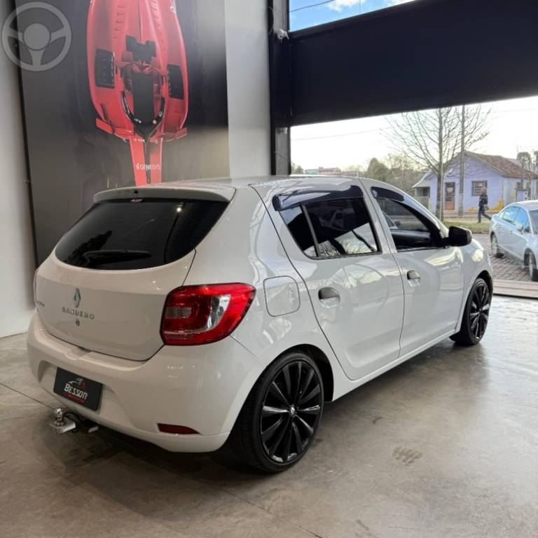 RENAULT - SANDERO 1.0 AUTHENTIQUE 12V FLEX 4P MANUAL - 2017/2018 - BRANCA - R$ 47.900,00