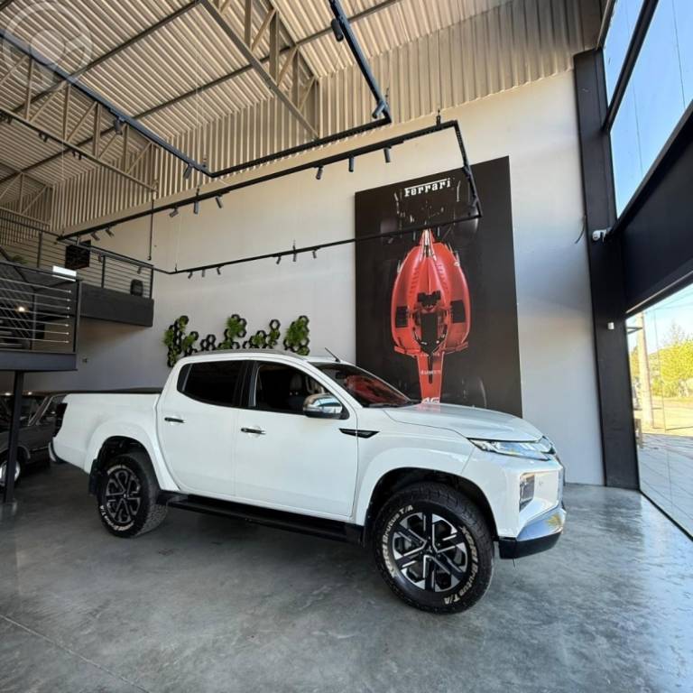MITSUBISHI - L200 TRITON 2.4 16V TURBO DIESEL SPORT HPE CD 4P 4X4 AUTOMÁTICO - 2022/2023 - BRANCA - R$ 221.900,00