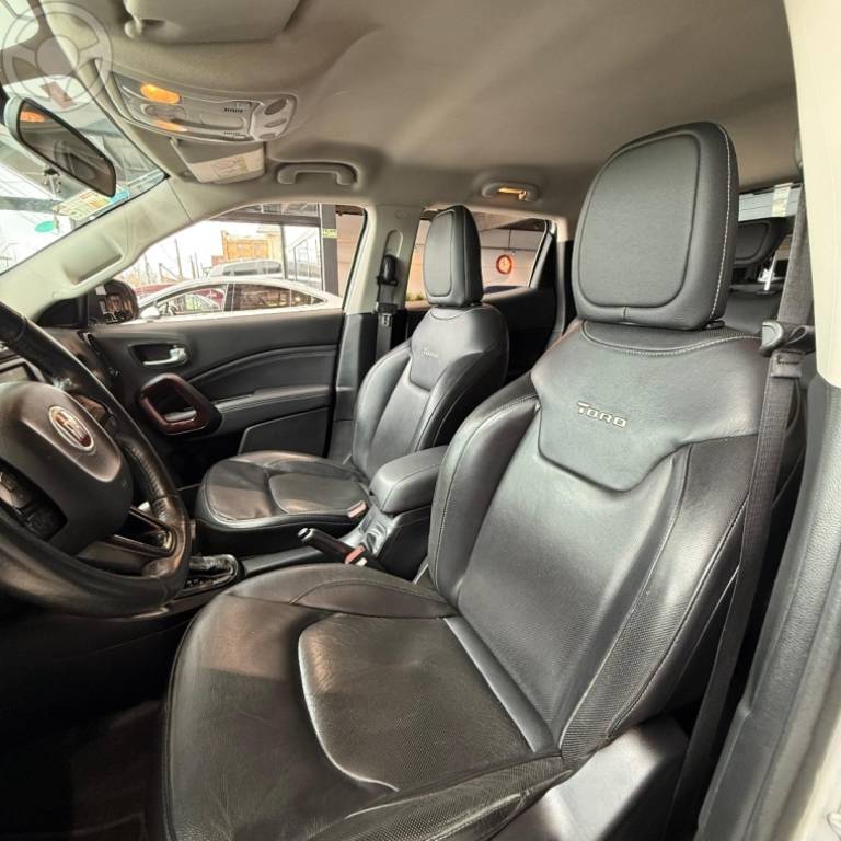 FIAT - TORO 1.8 16V EVO FLEX FREEDOM AUTOMÁTICO - 2018/2019 - PRATA - R$ 96.900,00