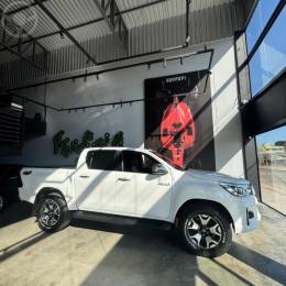TOYOTA - HILUX 2.8 SRX 4X4 CD 16V DIESEL 4P AUTOMÁTICO - 2018/2019 - BRANCA - R$ 215.000,00