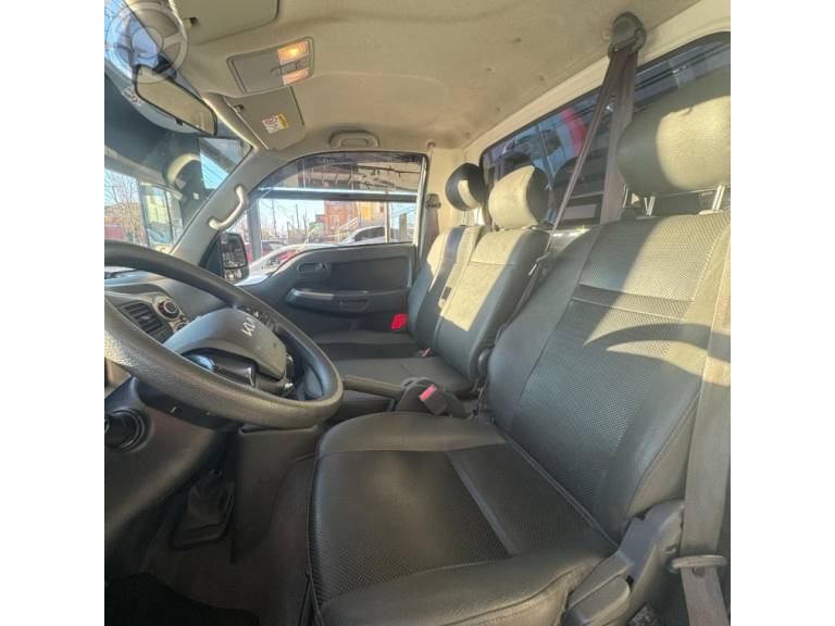 KIA MOTORS - BONGO 2.5 K-2500 4X2 CS TURBO DIESEL 2P MANUAL - 2023/2024 - BRANCA - R$ 161.900,00