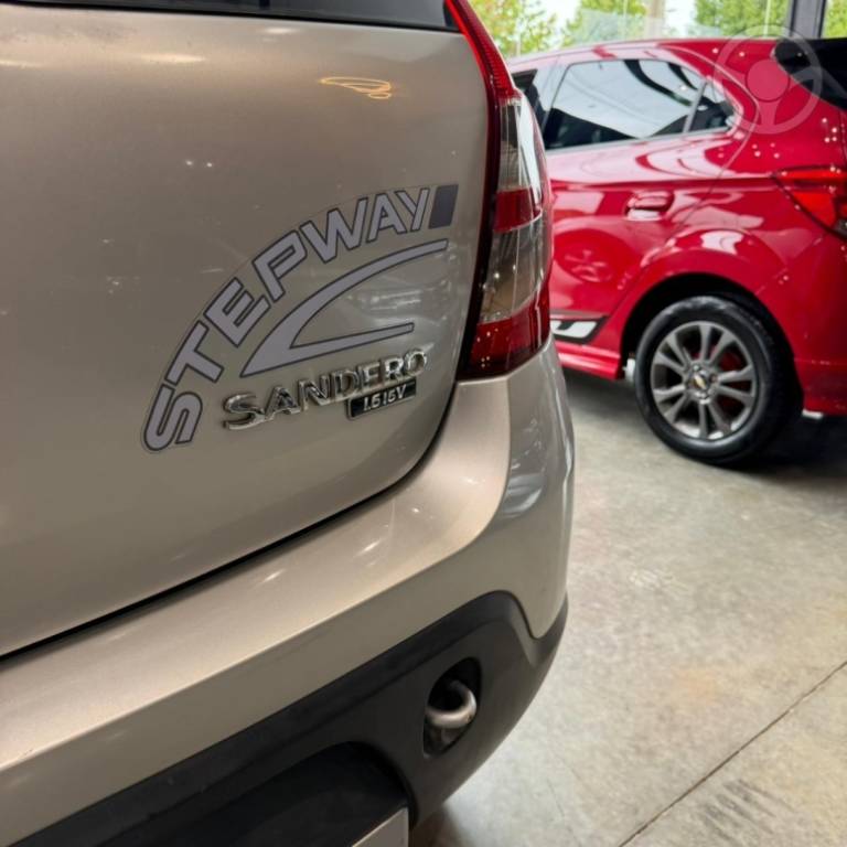 RENAULT - SANDERO 1.6 STEPWAY 16V FLEX 4P MANUAL - 2011/2011 - PRATA - R$ 36.900,00