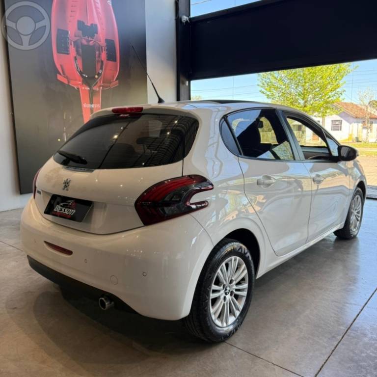 PEUGEOT - 208 1.6 ALLURE 16V FLEX 4P AUTOMÁTICO - 2017/2018 - BRANCA - R$ 62.900,00
