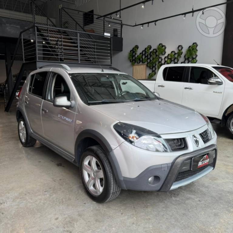 RENAULT - SANDERO 1.6 STEPWAY 16V FLEX 4P MANUAL - 2011/2011 - PRATA - R$ 36.900,00