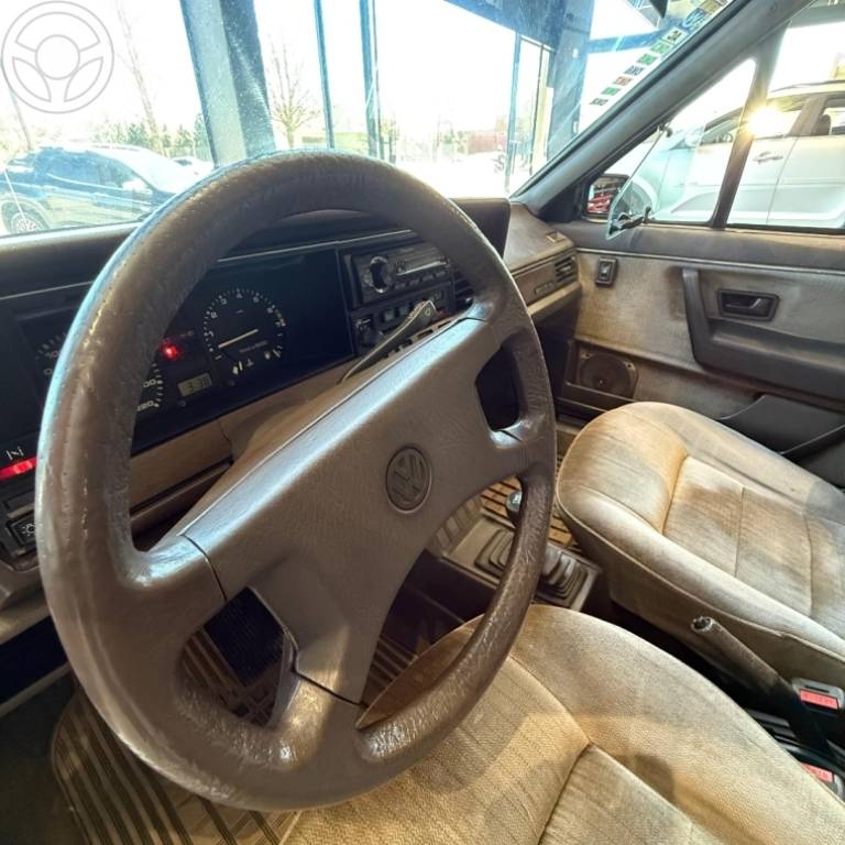 VOLKSWAGEN - SANTANA 2.0 GLS 8V 2P MANUAL - 1988/1989 - MARROM - R$ 40.000,00
