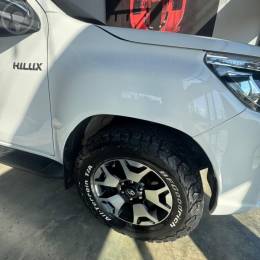 TOYOTA - HILUX 2.8 SRX 4X4 CD 16V DIESEL 4P AUTOMÁTICO - 2018/2019 - BRANCA - R$ 215.000,00