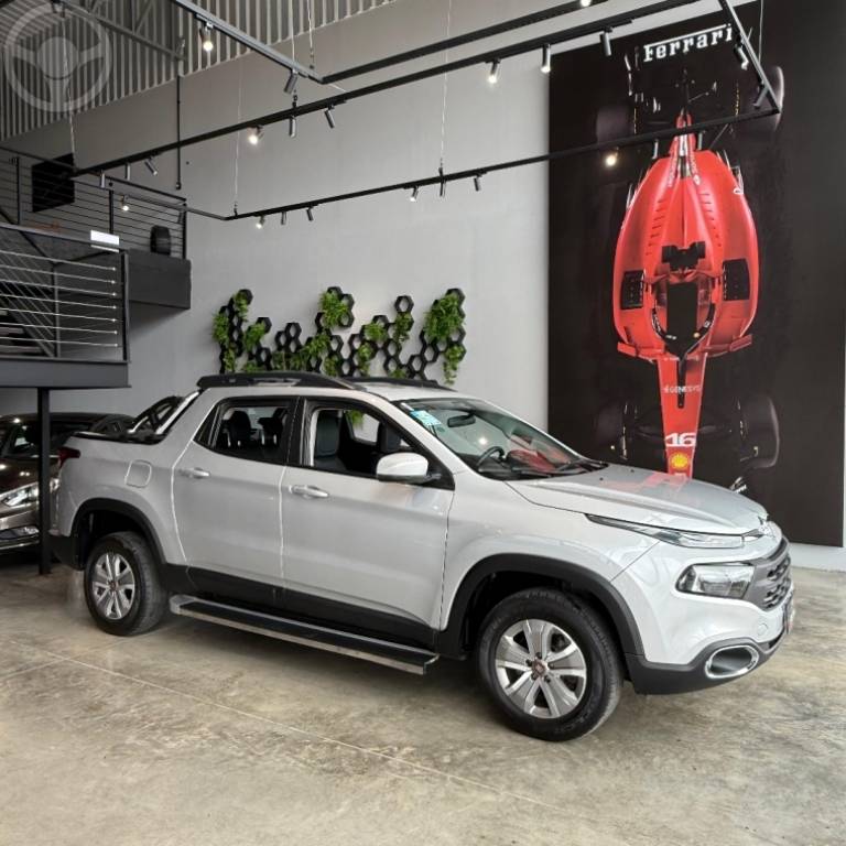 FIAT - TORO 1.8 16V EVO FLEX FREEDOM AUTOMÁTICO - 2018/2019 - PRATA - R$ 96.900,00