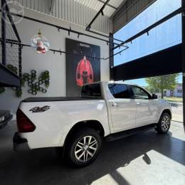 TOYOTA - HILUX 2.8 SRX 4X4 CD 16V DIESEL 4P AUTOMÁTICO - 2016/2016 - BRANCA - R$ 179.900,00