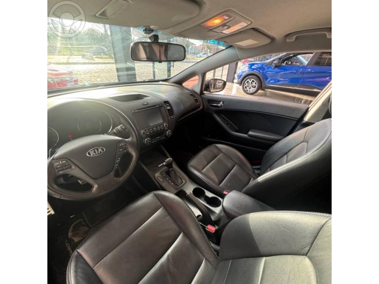 KIA MOTORS - CERATO 1.6 SX 16V FLEX 4P AUTOMÁTICO - 2015/2015 - MARROM - R$ 67.900,00