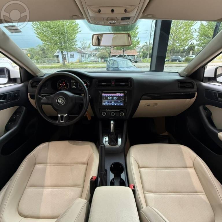 VOLKSWAGEN - JETTA 2.0 COMFORTLINE FLEX 4P MANUAL - 2012/2012 - BRANCA - R$ 64.900,00