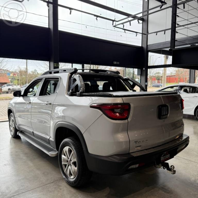FIAT - TORO 1.8 16V EVO FLEX FREEDOM AUTOMÁTICO - 2018/2019 - PRATA - R$ 96.900,00