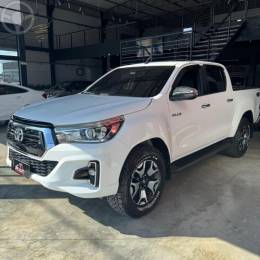 TOYOTA - HILUX 2.8 SRX 4X4 CD 16V DIESEL 4P AUTOMÁTICO - 2018/2019 - BRANCA - R$ 215.000,00