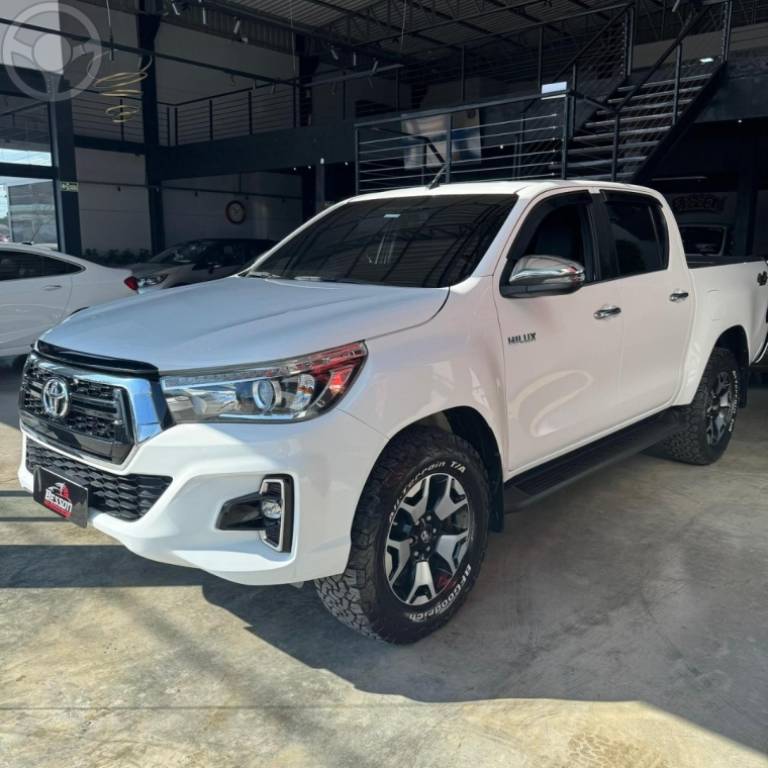 TOYOTA - HILUX 2.8 SRX 4X4 CD 16V DIESEL 4P AUTOMÁTICO - 2018/2019 - BRANCA - R$ 215.000,00