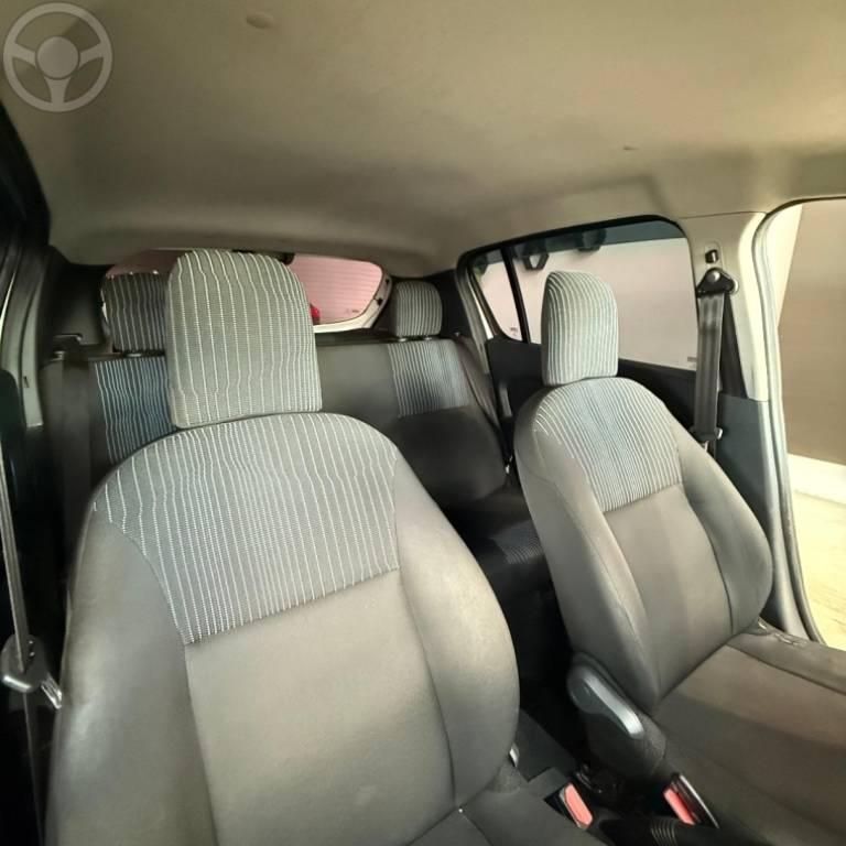 RENAULT - SANDERO 1.0 AUTHENTIQUE 12V FLEX 4P MANUAL - 2017/2018 - BRANCA - R$ 47.900,00