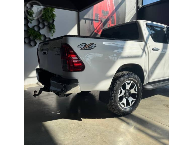 TOYOTA - HILUX 2.8 SRX 4X4 CD 16V DIESEL 4P AUTOMÁTICO - 2018/2019 - BRANCA - R$ 215.000,00