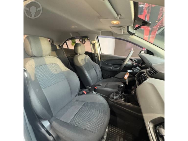 CHEVROLET - ONIX 1.0 MPFI JOY 8V FLEX 4P MANUAL - 2018/2018 - BRANCA - R$ 52.900,00