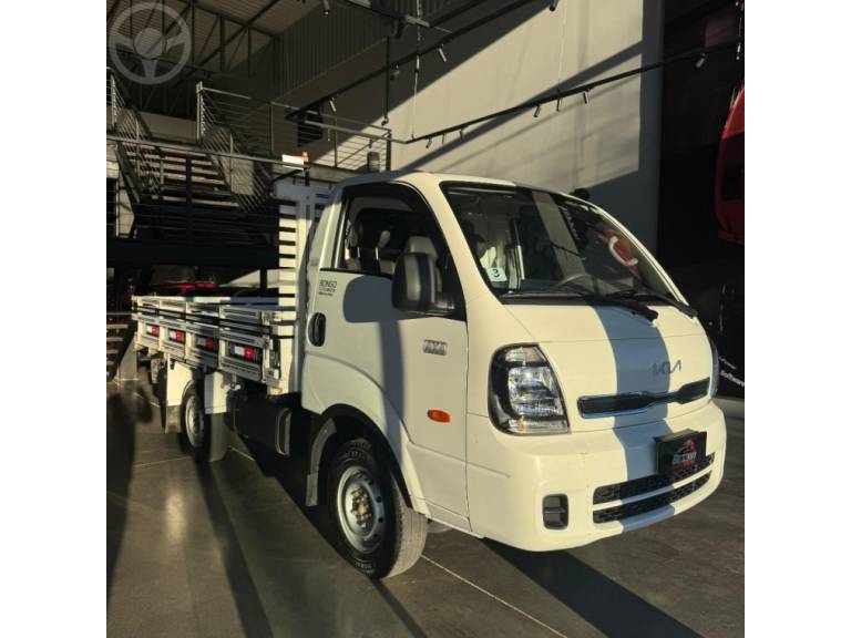 KIA MOTORS - BONGO 2.5 K-2500 4X2 CS TURBO DIESEL 2P MANUAL - 2023/2024 - BRANCA - R$ 161.900,00