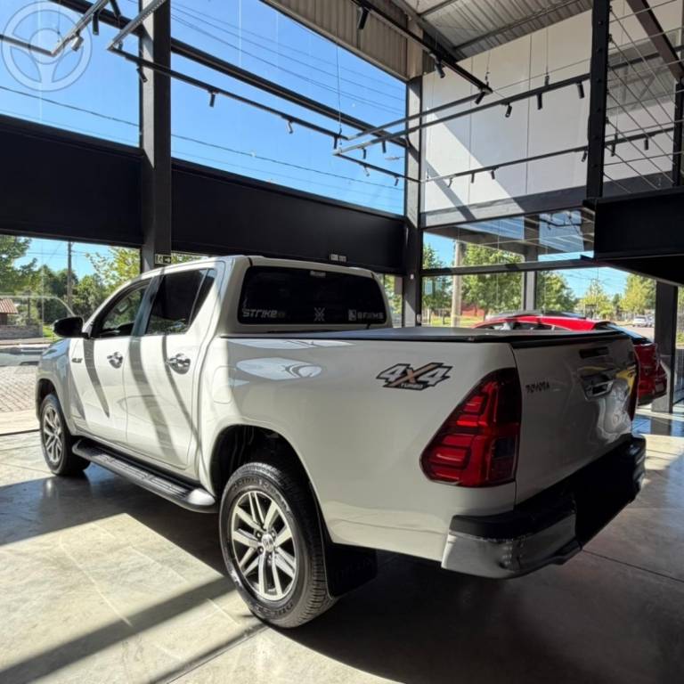 TOYOTA - HILUX 2.8 SRX 4X4 CD 16V DIESEL 4P AUTOMÁTICO - 2016/2016 - BRANCA - R$ 179.900,00