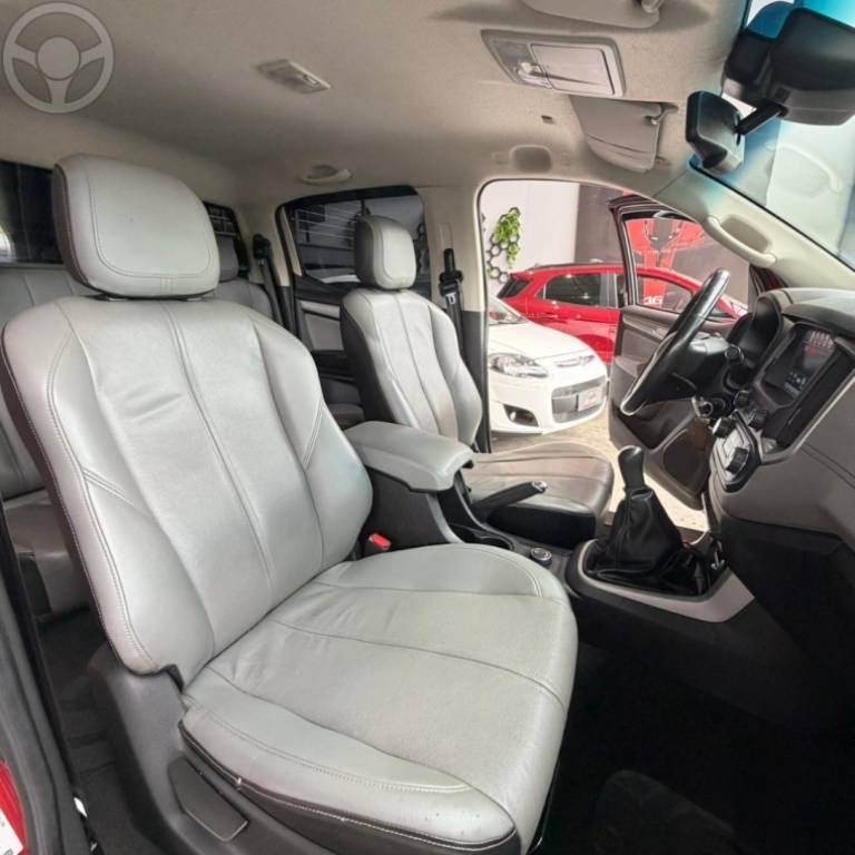 CHEVROLET - S10 2.5 LTZ 4X4 CD 16V FLEX 4P MANUAL - 2016/2017 - VERMELHA - R$ 135.900,00