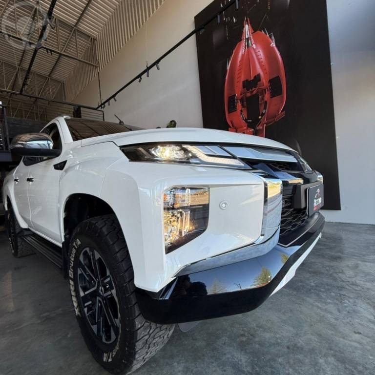 MITSUBISHI - L200 TRITON 2.4 16V TURBO DIESEL SPORT HPE CD 4P 4X4 AUTOMÁTICO - 2022/2023 - BRANCA - R$ 221.900,00