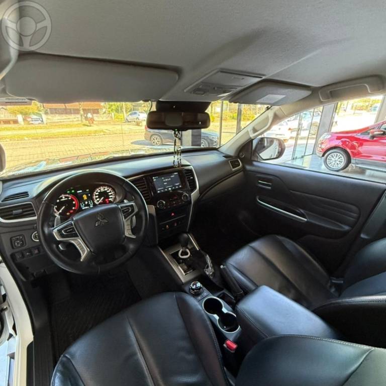 MITSUBISHI - L200 TRITON 2.4 16V TURBO DIESEL SPORT HPE CD 4P 4X4 AUTOMÁTICO - 2022/2023 - BRANCA - R$ 221.900,00