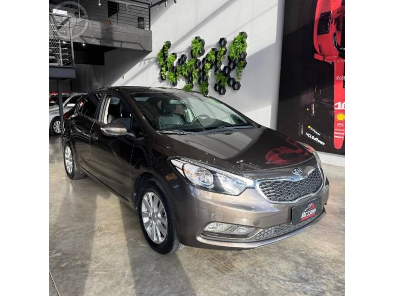 KIA MOTORS - CERATO 1.6 SX 16V FLEX 4P AUTOMÁTICO - 2015/2015 - MARROM - R$ 67.900,00