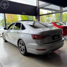 VOLKSWAGEN - JETTA 1.4 R-LINE 250 16V TSI FLEX 4P AUTOMÁTICO - 2020/2020 - PRATA - R$ 125.900,00