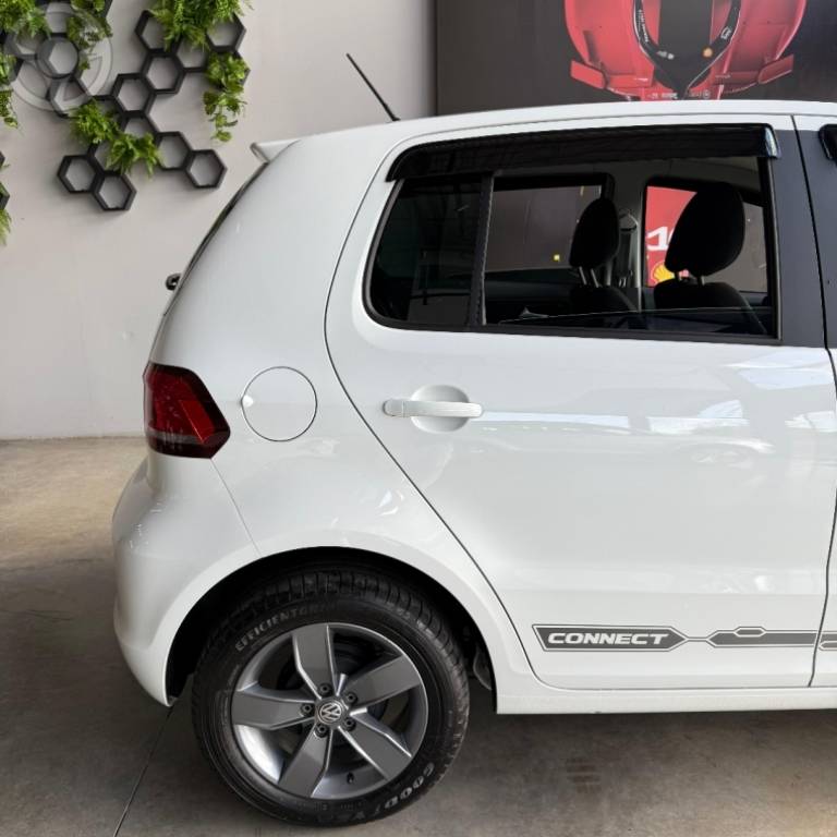 VOLKSWAGEN - FOX 1.6 MSI TOTAL FLEX CONNECT 4P MANUAL - 2021/2022 - BRANCA - R$ 75.900,00