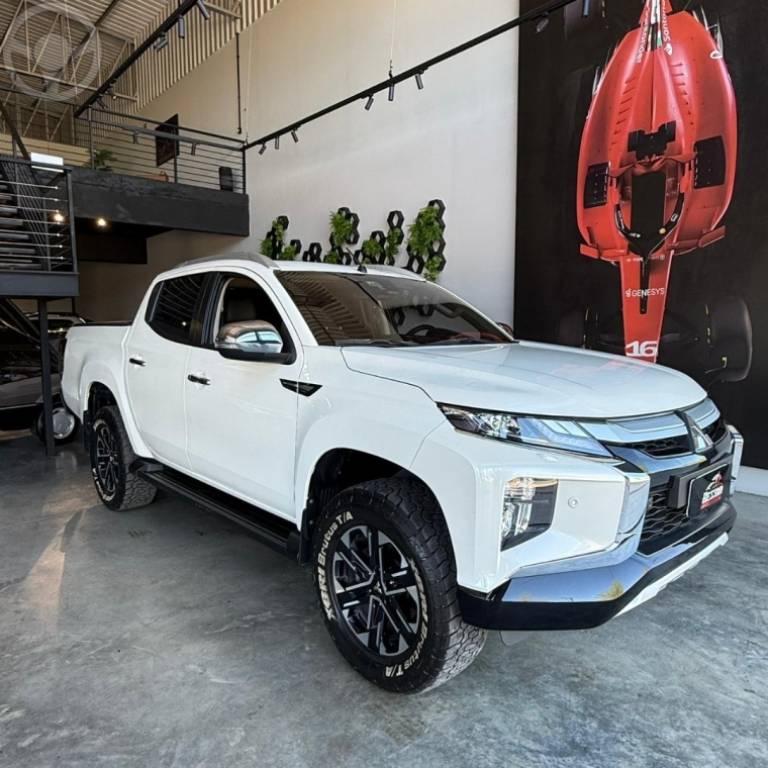 MITSUBISHI - L200 TRITON 2.4 16V TURBO DIESEL SPORT HPE CD 4P 4X4 AUTOMÁTICO - 2022/2023 - BRANCA - R$ 221.900,00