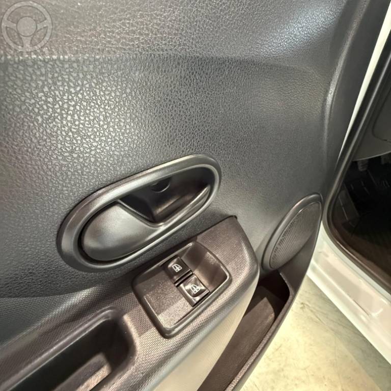 RENAULT - SANDERO 1.0 AUTHENTIQUE 12V FLEX 4P MANUAL - 2017/2018 - BRANCA - R$ 47.900,00