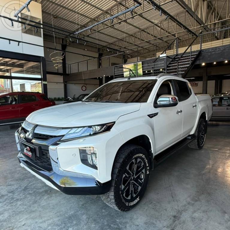MITSUBISHI - L200 TRITON 2.4 16V TURBO DIESEL SPORT HPE CD 4P 4X4 AUTOMÁTICO - 2022/2023 - BRANCA - R$ 221.900,00