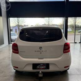 RENAULT - SANDERO 1.0 AUTHENTIQUE 12V FLEX 4P MANUAL - 2017/2018 - BRANCA - R$ 47.900,00