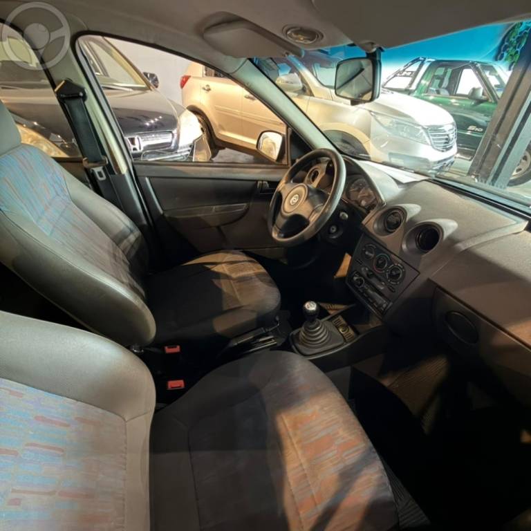 CHEVROLET - CELTA 1.0 MPFI VHCE SPIRIT 8V FLEX 4P MANUAL - 2010/2011 - VERDE - R$ 31.500,00